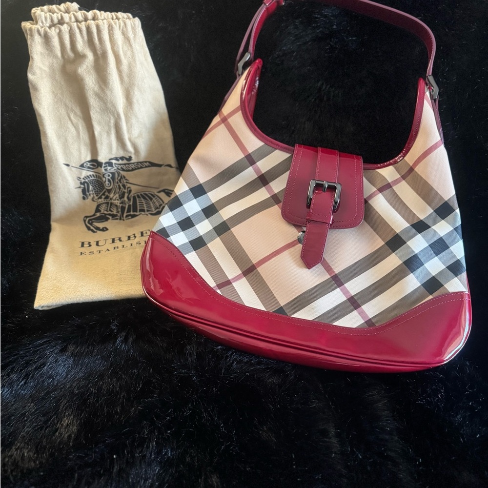 Burberry Patent Nova Check Brooke
Hobo Bag Raspberry sorbet